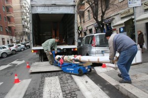 Sollevamento di cannone antico restaurato tramite PianoPlan