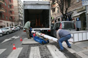 Sollevamento di cannone antico restaurato tramite PianoPlan